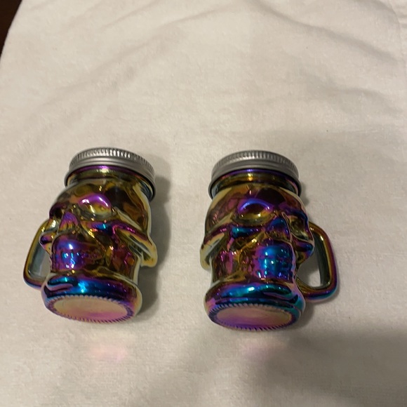 💜NWOT Halloween Skull 💀 ☠️ salt and pepper shakers! Great quality, very sturdy - Picture 2 of 3